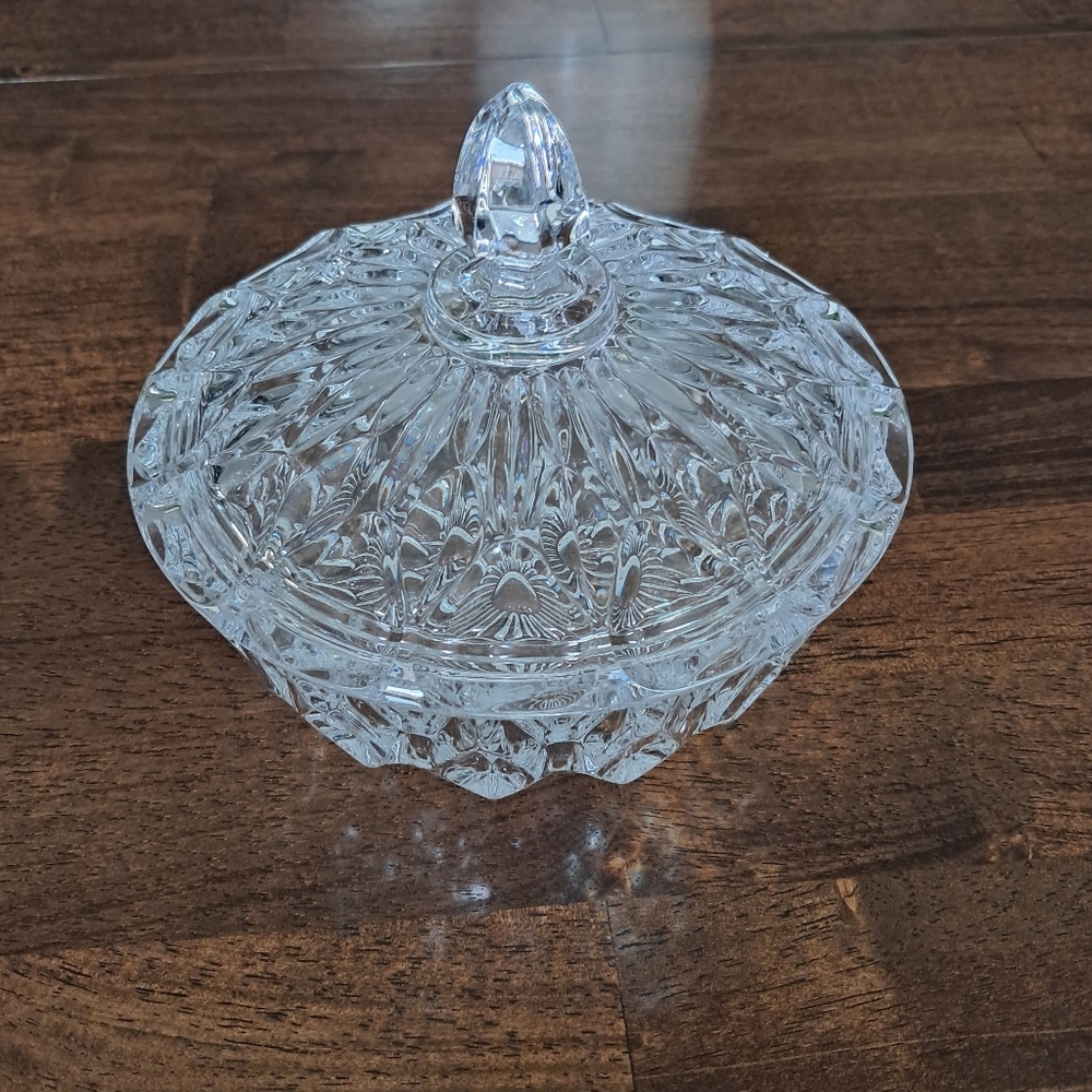 Elegant Crystal Glass Lid